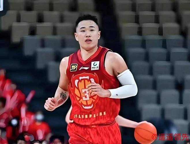 迪亚洛遭严重犯规，主帅潘江被夺权，双方6名球员技术犯规，深圳豪取三连胜