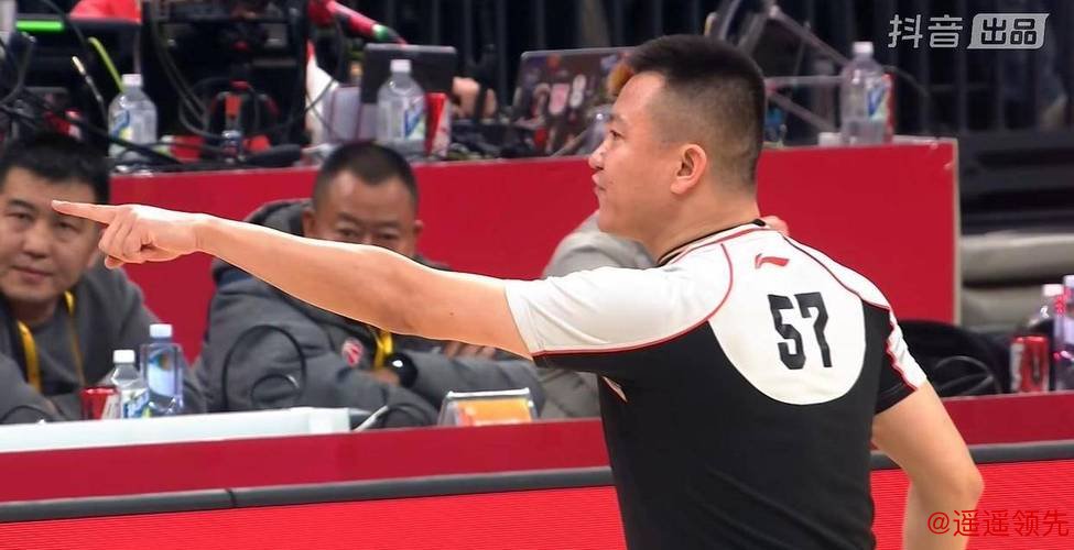 迪亚洛遭严重犯规，主帅潘江被夺权，双方6名球员技术犯规，深圳豪取三连胜